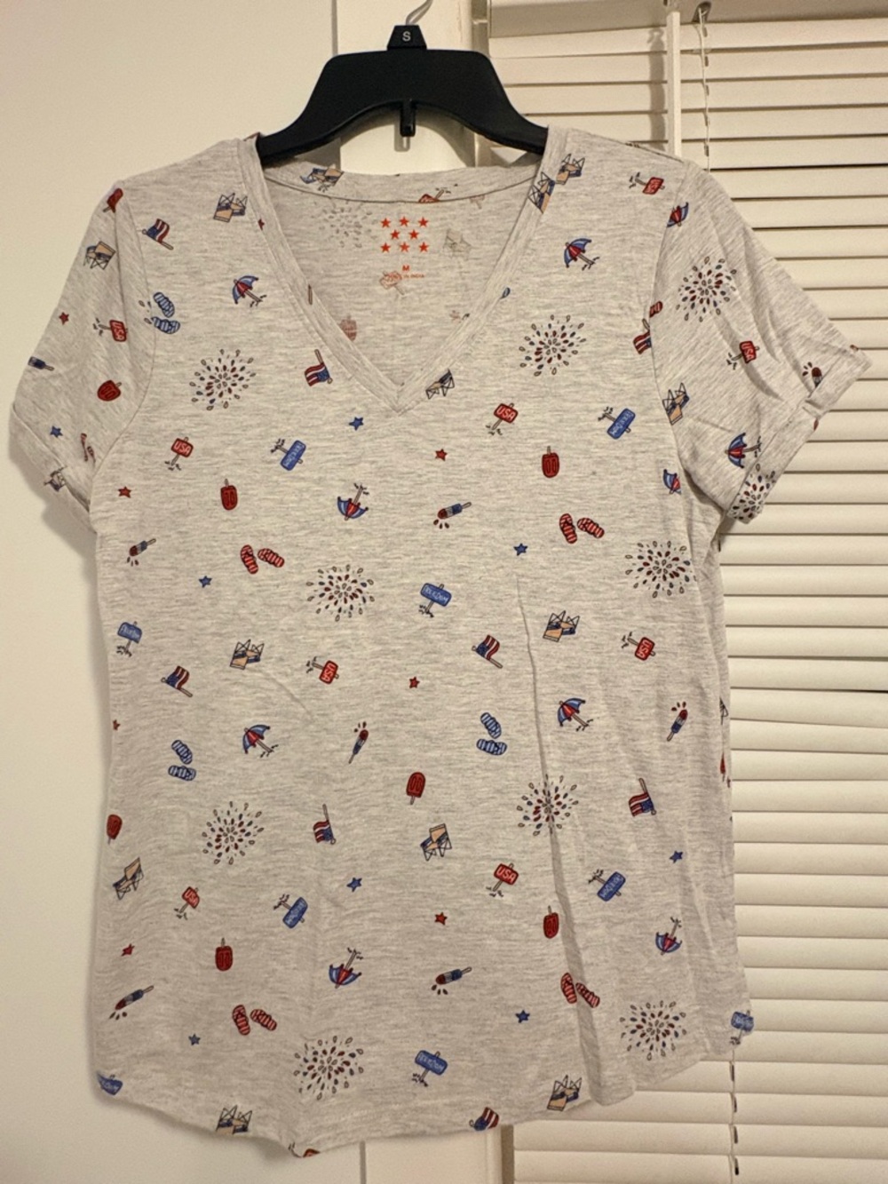 Light Gray V-Neck Short Sleeve Tee in Red & Blue Print